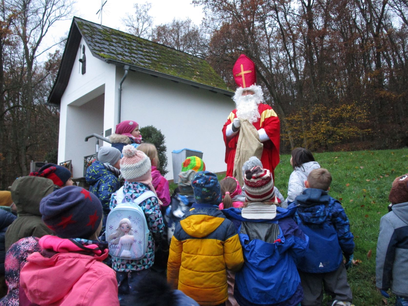 Der Nikolaus begrüßt die Kinder.