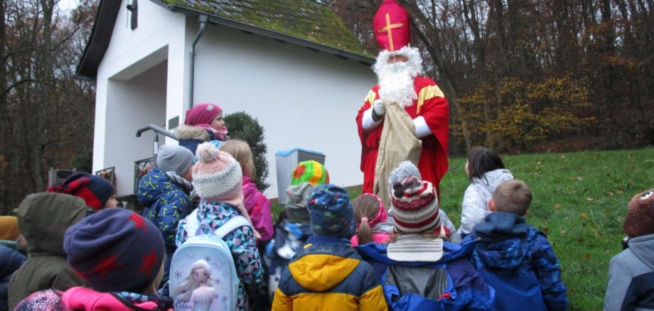 Der Nikolaus begrüßt die Kinder.