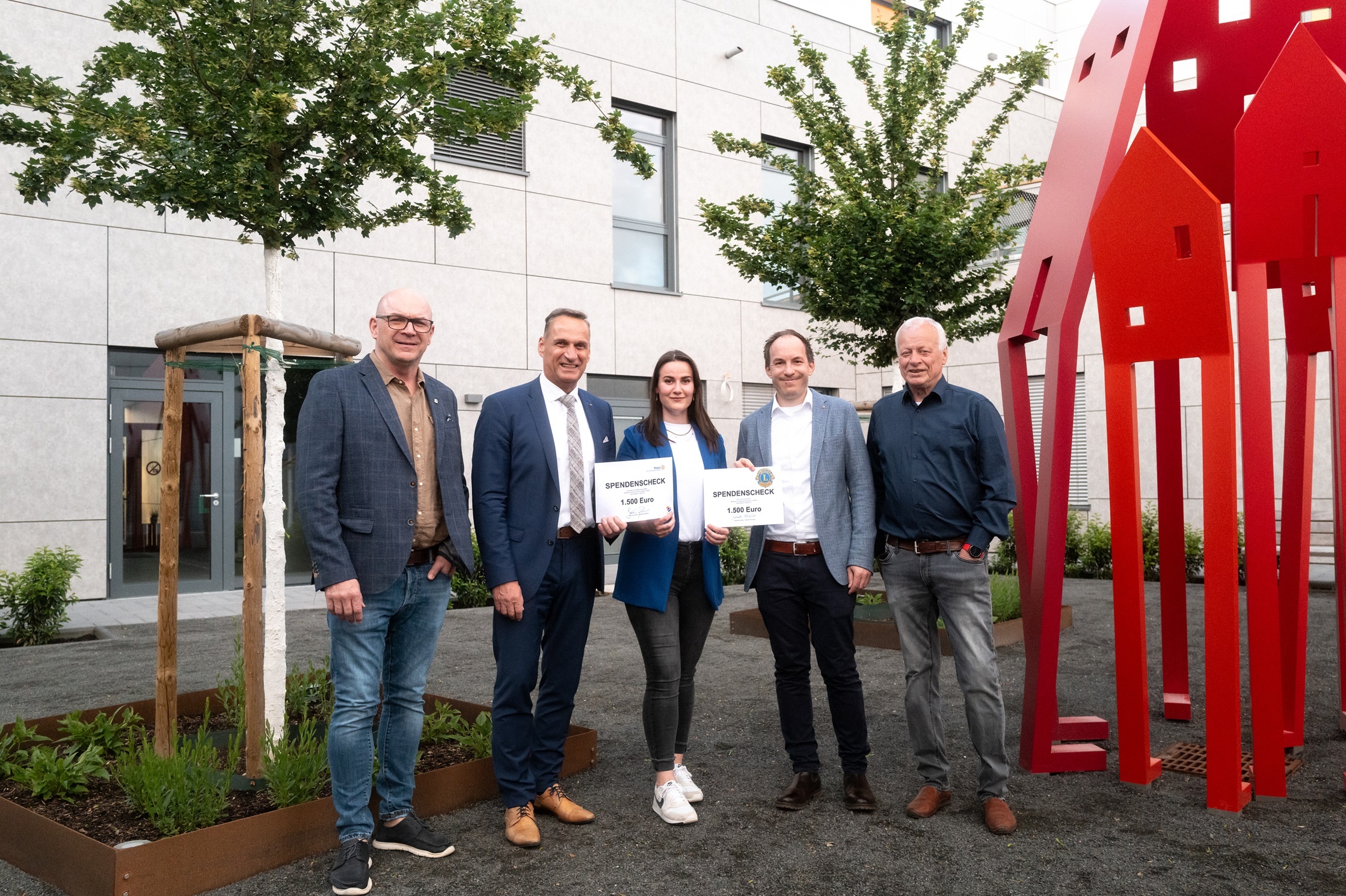 DAs Foto zeigt Bürgermeister Rodenkirch mit dem Vorsitzenden des Lion Clubs Sebastian Bölinger bei der Spendenübergabe für den Kauf eines Billardtisch für das Haus der Jugend.
