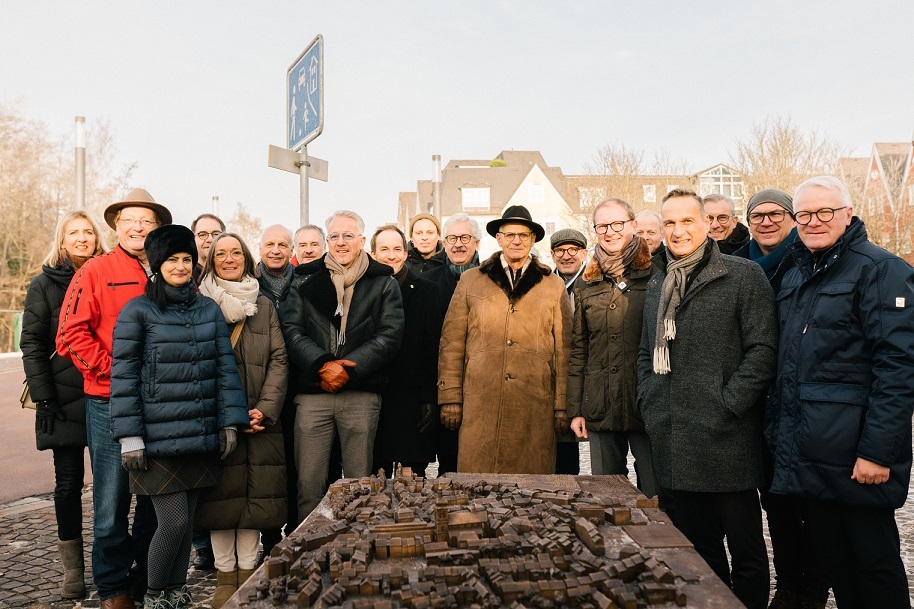 Initiator Markus Sips (3.v.r.), Bürgermeister Joachim Rodenkirch (2.v.r.), Vorstand der Sparkasse Mittelmosel - Eifel, Mosel, Hunsrück Edmund Schermann (rechts) und Mitglieder des Lions Club Wittlich freuen sich über das Bronzemodell.
