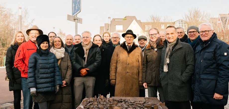Initiator Markus Sips (3.v.r.), Bürgermeister Joachim Rodenkirch (2.v.r.), Vorstand der Sparkasse Mittelmosel - Eifel, Mosel, Hunsrück Edmund Schermann (rechts) und Mitglieder des Lions Club Wittlich freuen sich über das Bronzemodell.