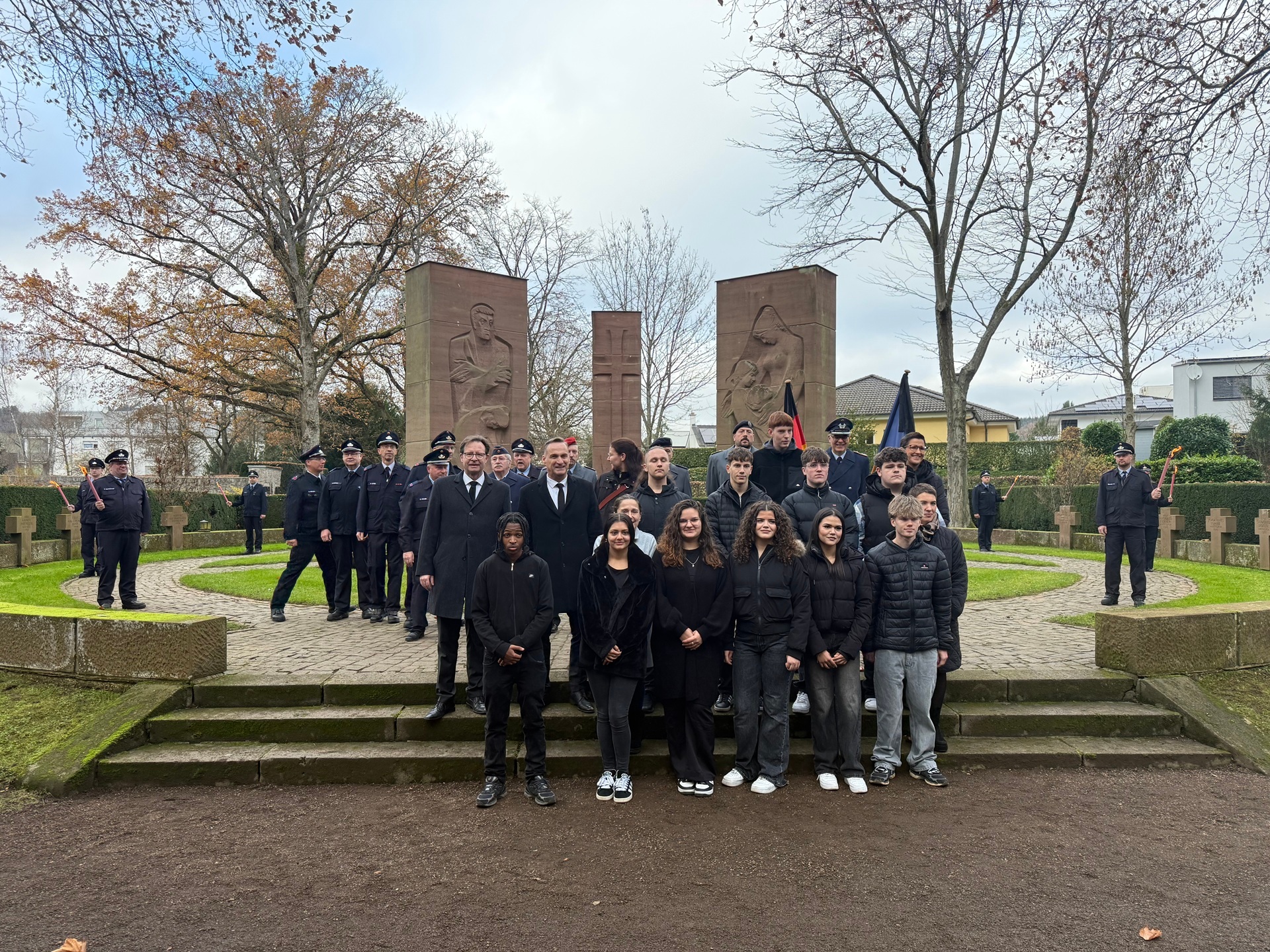 Das Foto zeigt die teilnehmenden am Volkstrauertag auf dem Friedhof Burgstraße.