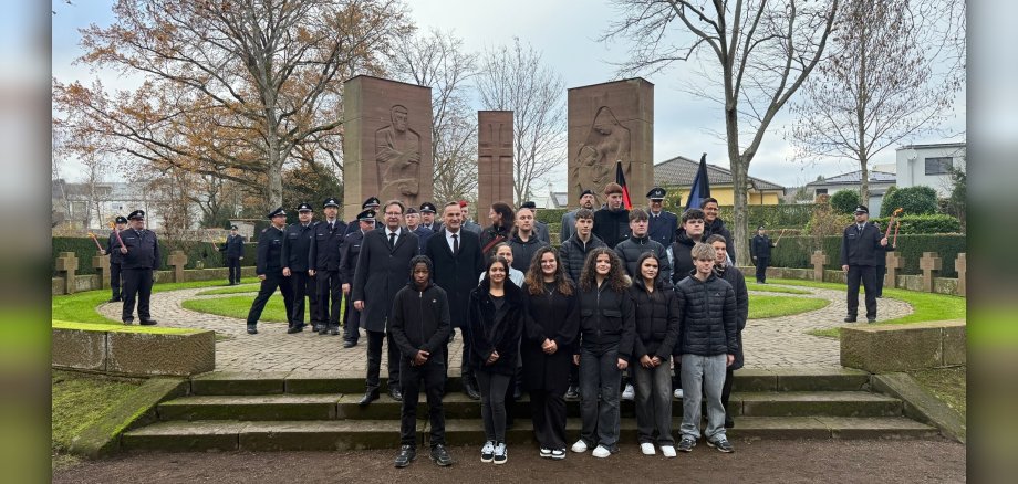Das Foto zeigt die teilnehmenden am Volkstrauertag auf dem Friedhof Burgstraße.