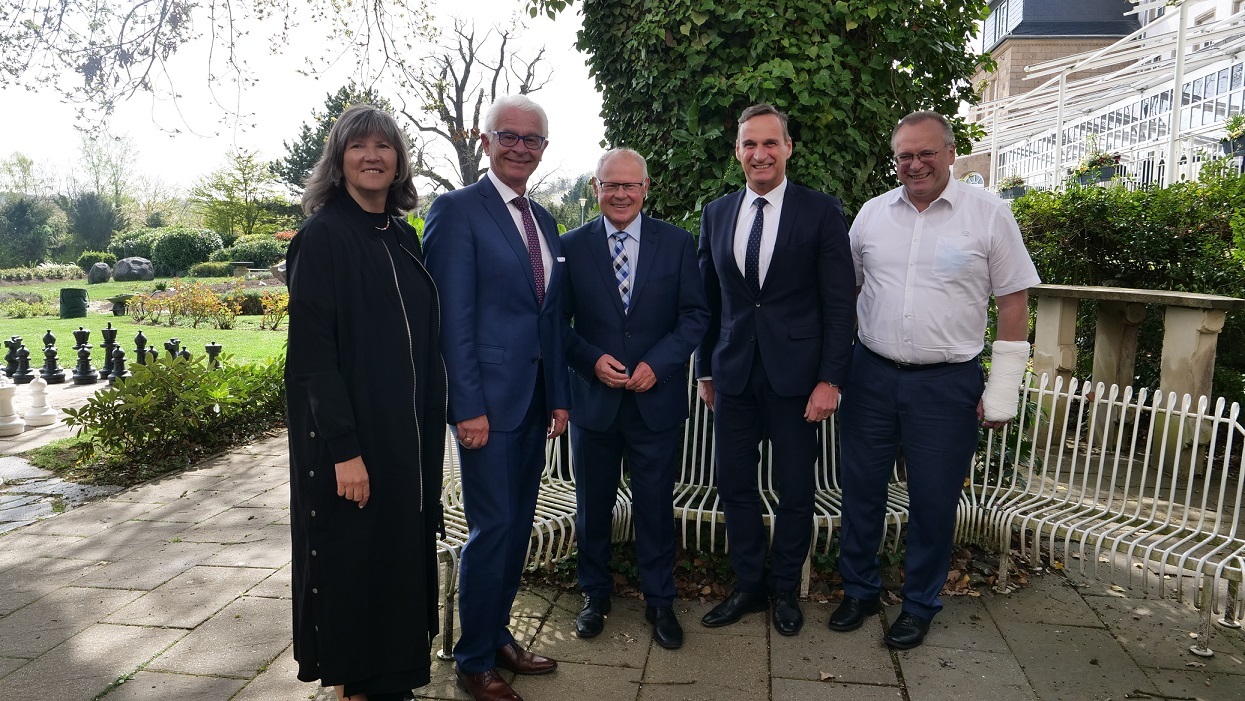 Der UK RLP-Geschäftsführer Manfred Breitbach (2. v. l.) und seine Stellvertreterin Klaudia Engels (l.) verabschieden Peter Labonte (3.v. l.) gemeinsam mit Volker Euskirchen (r.) außer Dienst und heißen Joachim Rodenkirch (2. v. r.) willkommen. 