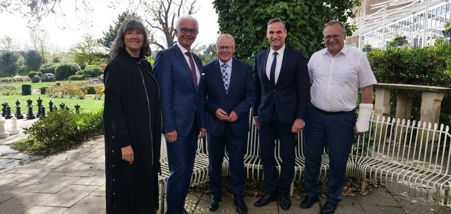 Der UK RLP-Geschäftsführer Manfred Breitbach (2. v. l.) und seine Stellvertreterin Klaudia Engels (l.) verabschieden Peter Labonte (3.v. l.) gemeinsam mit Volker Euskirchen (r.) außer Dienst und heißen Joachim Rodenkirch (2. v. r.) willkommen. 