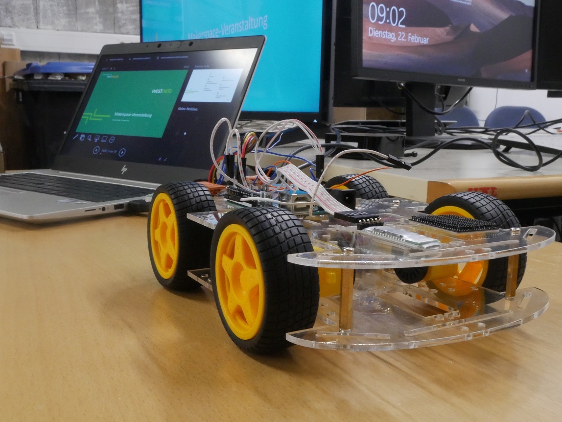 Zusammenbau und Programmierung des ferngesteuerten Autos (Foto: Thomas Müller)