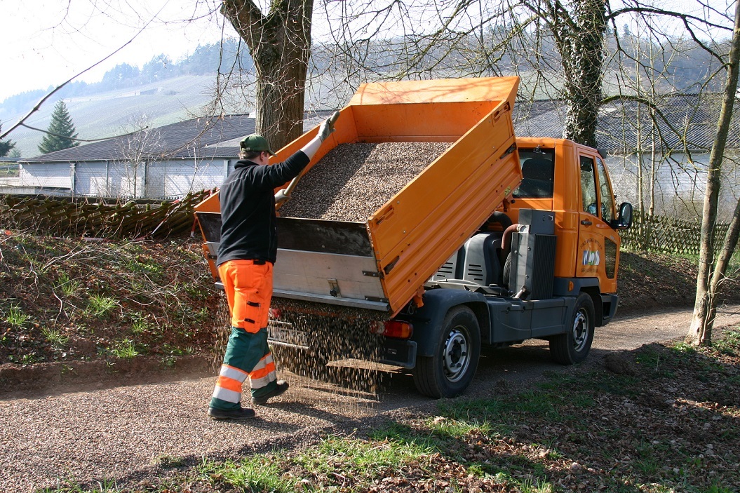 Mitarbeiter des Servicebetriebs bei Unterhaltungsarbeiten
