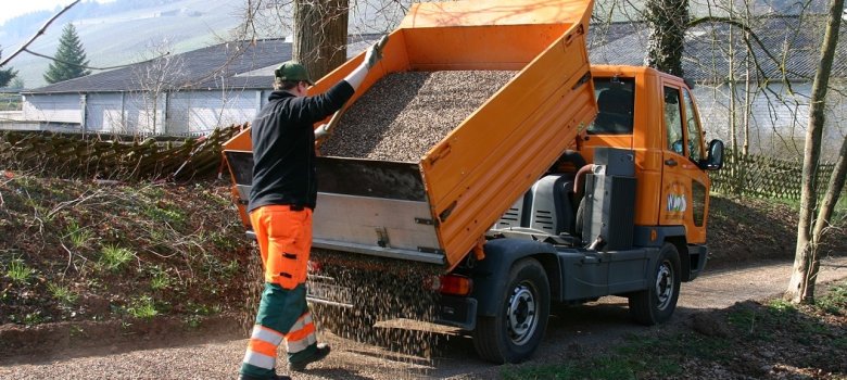 Mitarbeiter des Servicebetriebs bei Unterhaltungsarbeiten