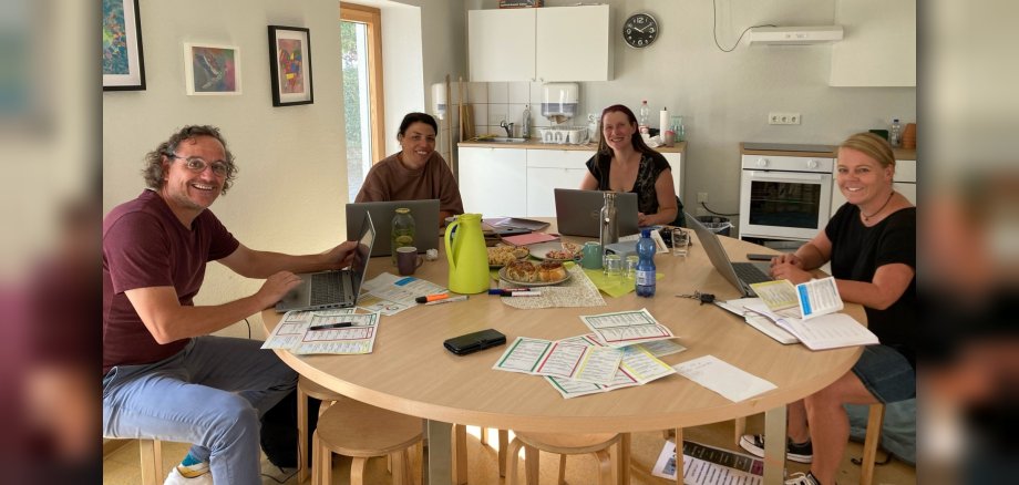 Das Foto zeigt den Koordinator André Rieder bei einer Arbeitstagung mit den Kolleginnen Jenny Klasen, Jennis Bossmann und Julia Feuerstarke.