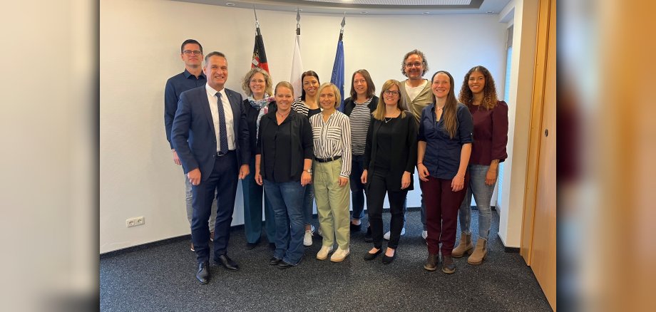 Das Foto zeigt Bürgermeister rodenkirch mit den für das Projekt FamOS verantwortlichen Personen.