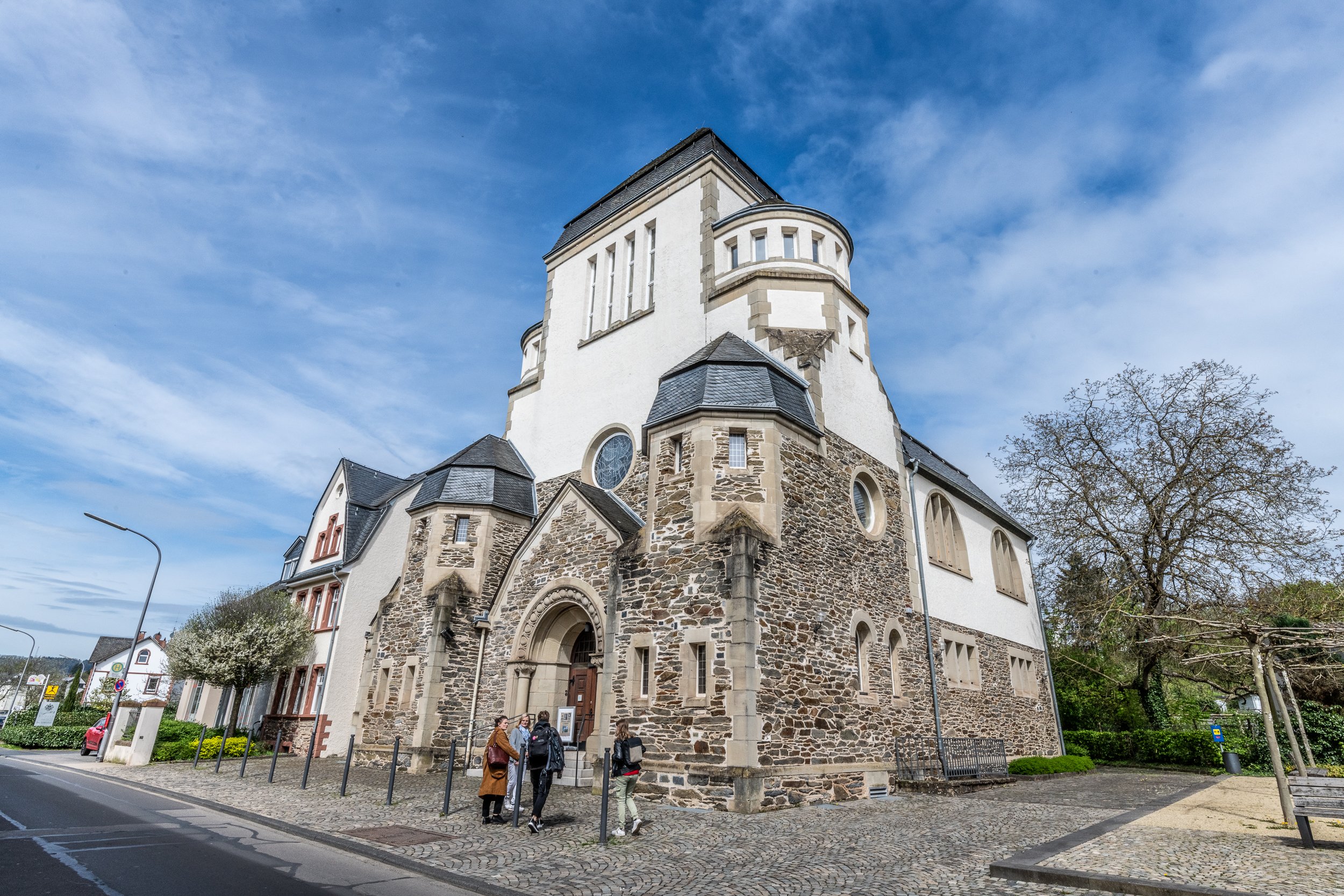 Besucher vor der ehemaligen Synagoge