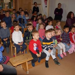 Die Kinder verfolgen gespannt das Theaterstück.