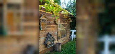 Auf dem Bild sind Insektenhotels an der Hütte vom kleinen Garten.