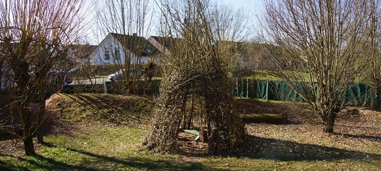 Weiden- Tipi auf der Wiese
