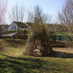 Weiden- Tipi auf der Wiese