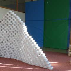 Im Turnraum haben die Kinder eine riesige Pyramide aus weißen Rollen gebaut.