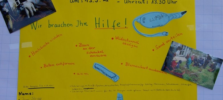 Auf einem gelben Plakat steht. Ausbesserungsarbeiten auf unserem Außengelände Freitag: am 13.05.2022 Uhrzeit: 13.30 Uhr Wir brauchen Ihre Hilfe! Aufgelistet sind folgende Aufgaben: Hochbeete richten, Beton entfernen, Zaun an der Schaukel erneuern, Weidentunnel absägen, Sand verteilen, Blumenbeet ausbessern. Darunter kann jeder eintragen, welche Werkzeuge oder Geräte er mitbringt. 