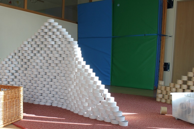 Bauwerke aus dem Alltag Im Turnraum haben die Kinder eine riesige Pyramide aus weißen Rollen gebaut.