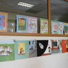 Verschiedene Fotos zum Thema Kinderrechte wurden aufgehängt. Die Bilder stellen die Kinderrechte ohne Text dar. 