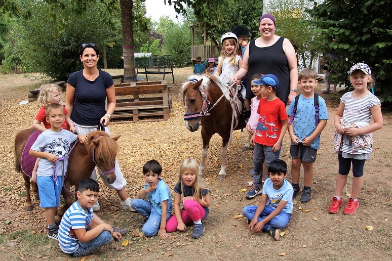 Gruppenfoto Kita-Kinder mit Ponys