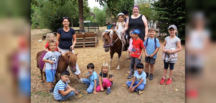 Gruppenfoto Kita-Kinder mit Ponys