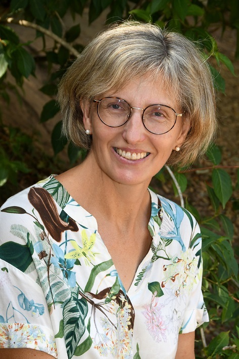 Team Einzelfoto Das Bild zeigt die Erzieherin Michaela von Bönninghausen, die in die Kamera lächelt.