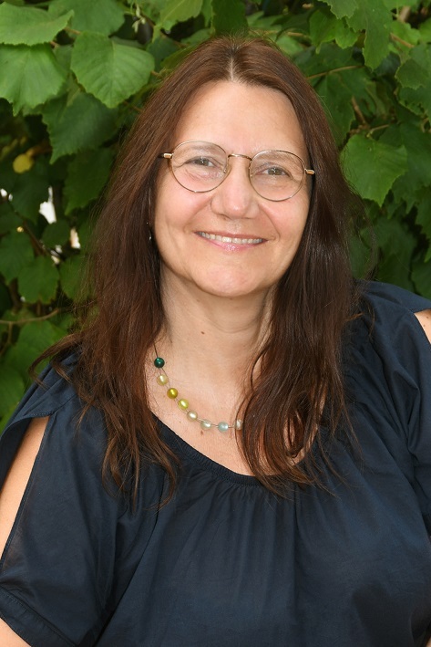 Team Einzelfoto Das Bild zeigt die Erzieherin Monika Host.