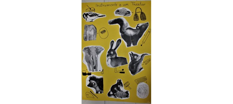 Auf einem gelben Plakat sind viele Tiere in schwarzweiß abgebildet. Obendrüber steht der Titel "Instrumente zum Theater". Neben den Tieren sind jeweils die Instrumente die die Kinder spielen aufgezeichnet.