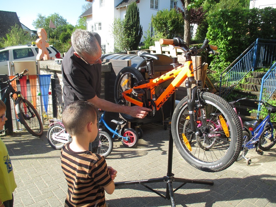 Viel zu tun hatte Jochen Zimmer beim „Frühsommer-Fahrrad-Check“ in der Kita Lüxem.