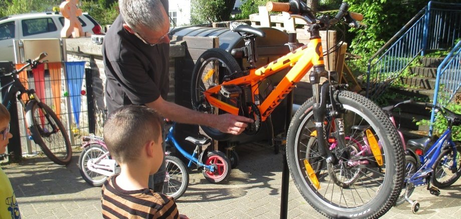 Viel zu tun hatte Jochen Zimmer beim „Frühsommer-Fahrrad-Check“ in der Kita Lüxem.