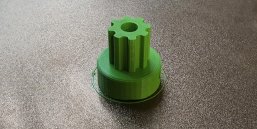 3D gedrucktes grünes Zahnrad liegt in 3D Drucker 