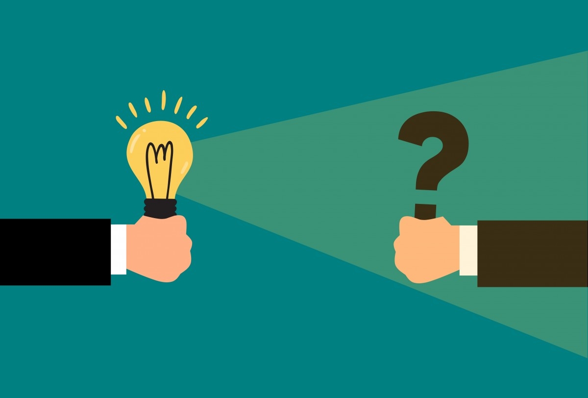 Idee Hand hält eine Glühbirne