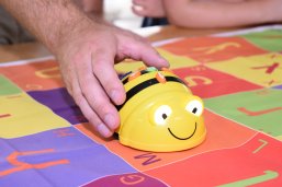 Ein kleiner Roboter in Form einer Biene