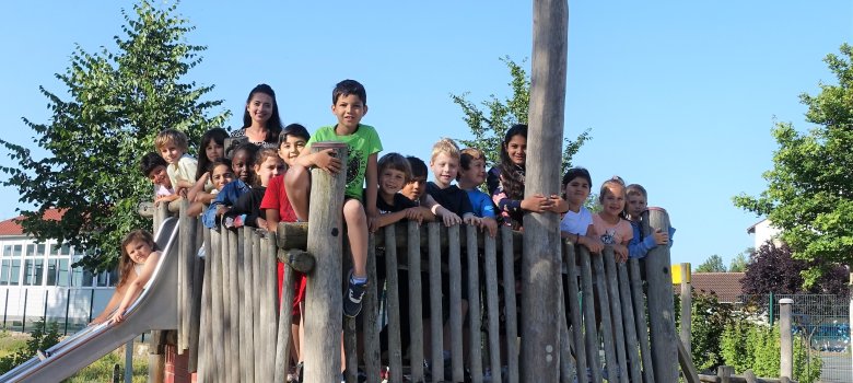 Sie sehen die Kinder der Erdmännchenklasse