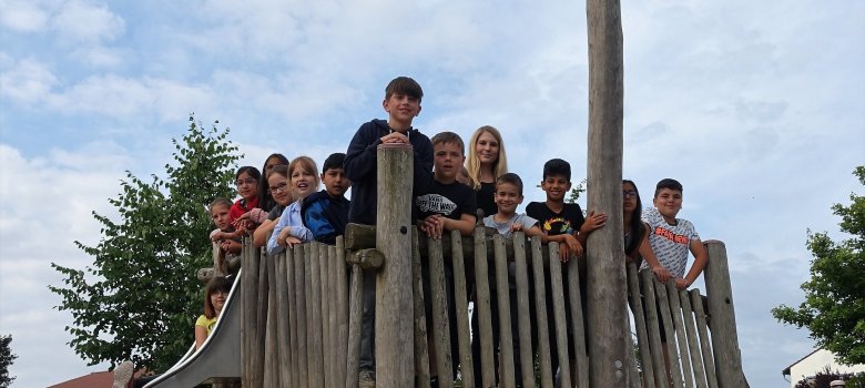 die Giraffenklasse Sie sehen die Kinder der Giraffenklasse