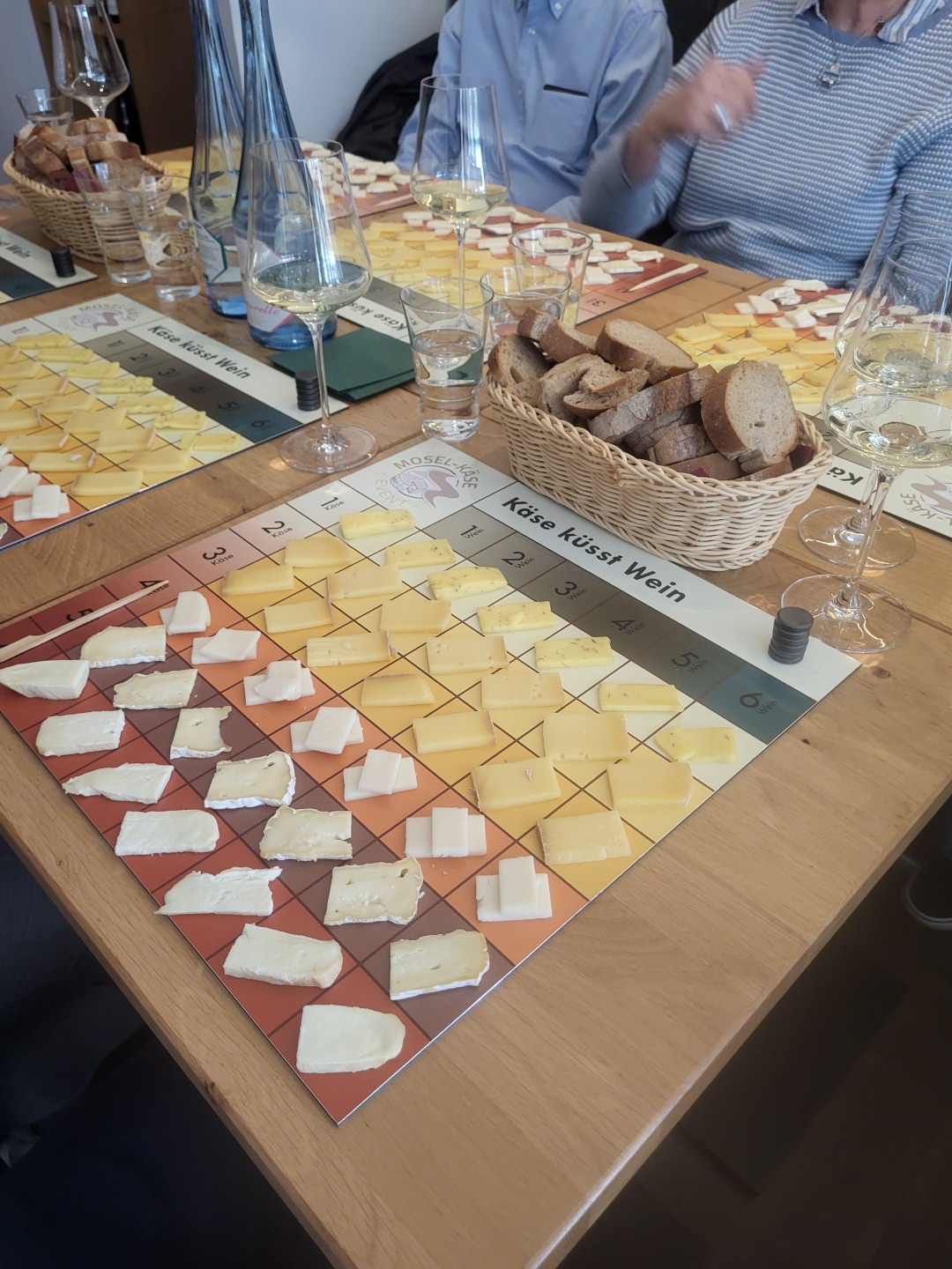 Spielbrett Käse küsst Wein