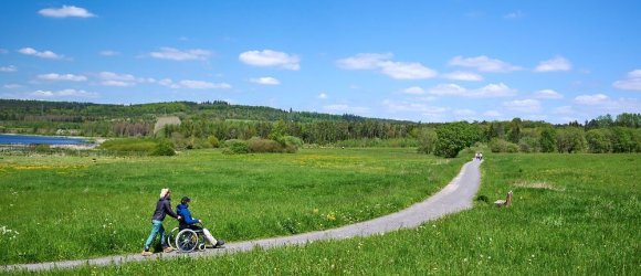 Barrierefreier Weg rund um den Jungferweiher in Ulmen in der Eifel