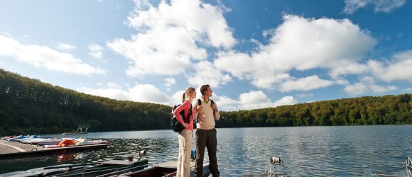 Wanderer am Pulvermaar bei Gillenfeld