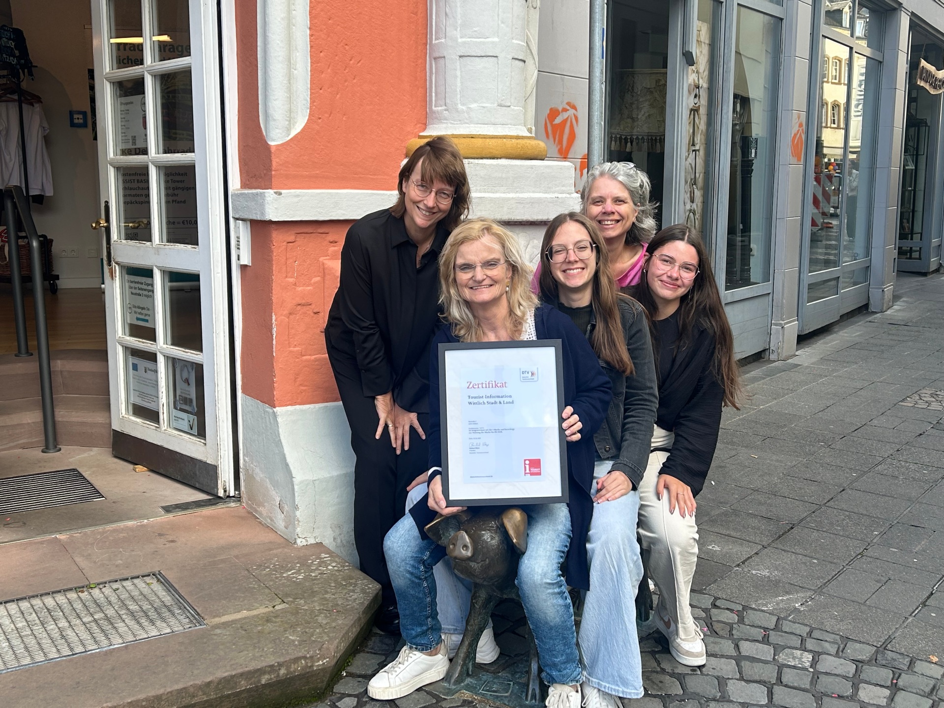 Stolze Touristiker mit dem I-Marke-Zertifikat