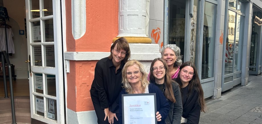 Stolze Touristiker mit dem I-Marke-Zertifikat