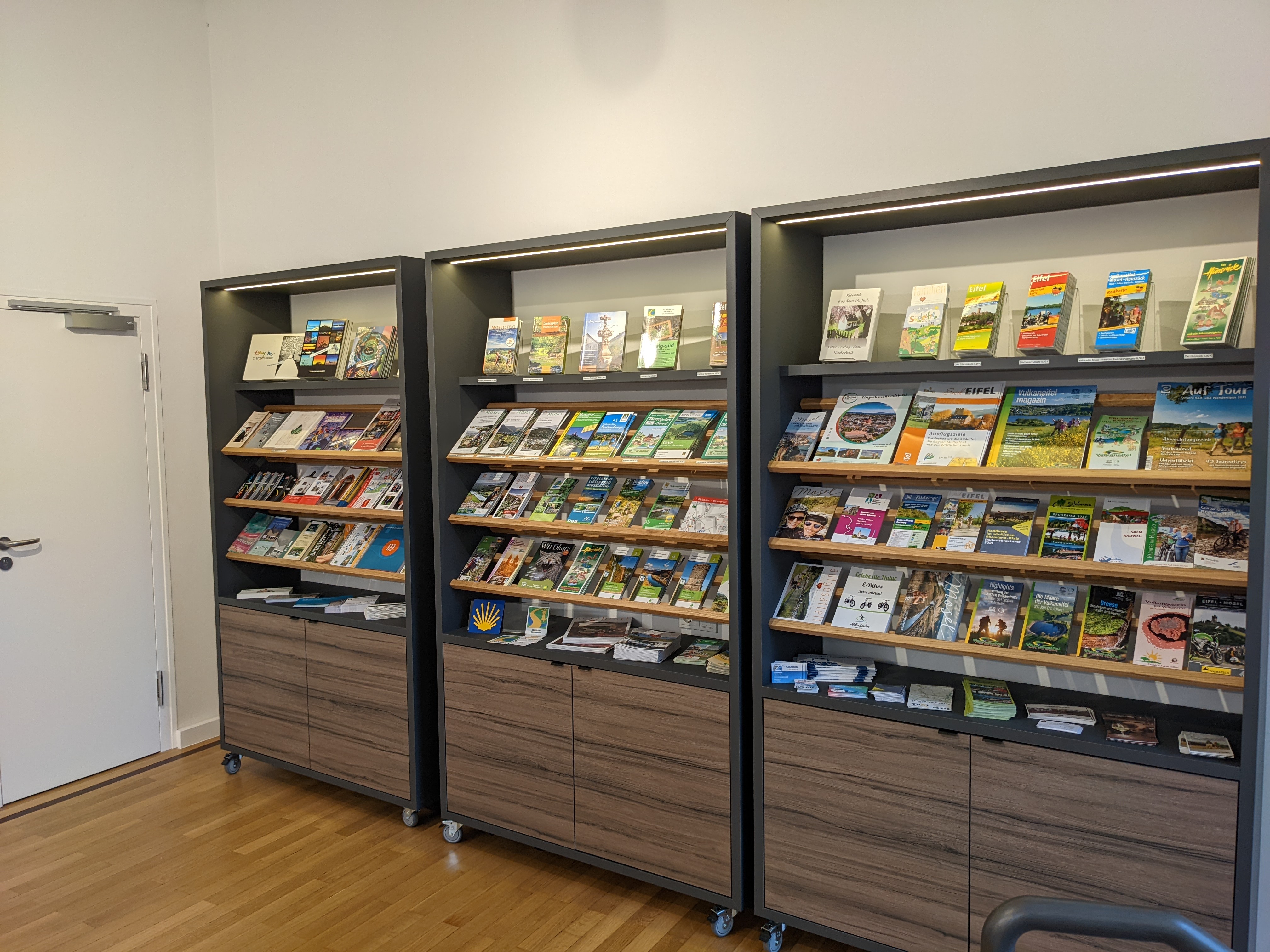 Prospektregale Tourist-Information