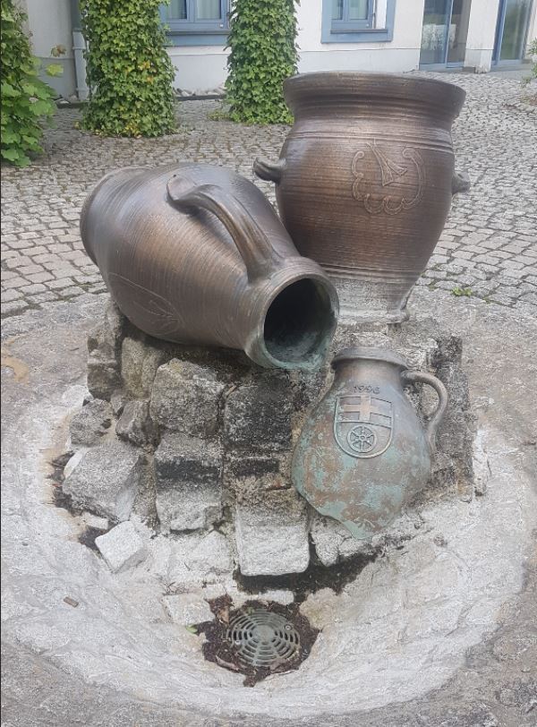 Brunnen am Dorfplatz in Binsfeld Brunnen am Dorfplatz in Binsfeld
