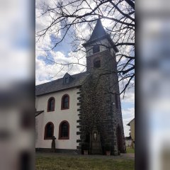 Kirche mit Bildkreuz