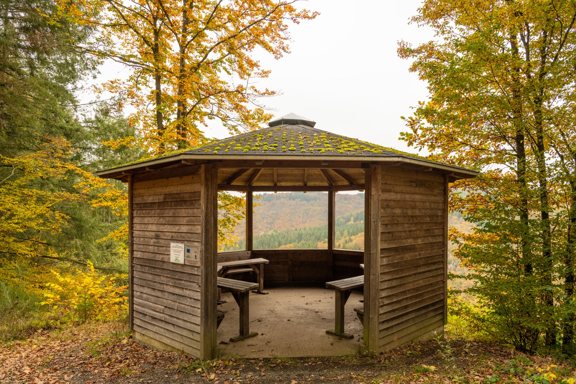 Wanderhütte auf dem Burgberg bei Karl Wanderhütte auf dem Burgberg bei Karl