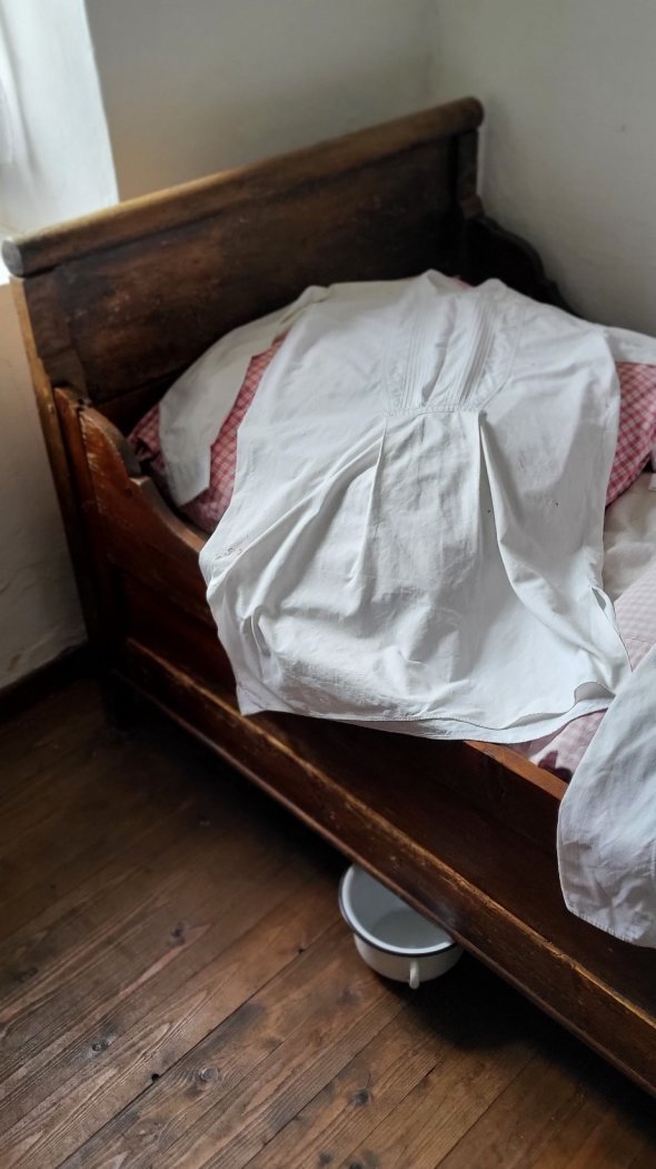 Bett mit Nachttopf und Schlafgewand