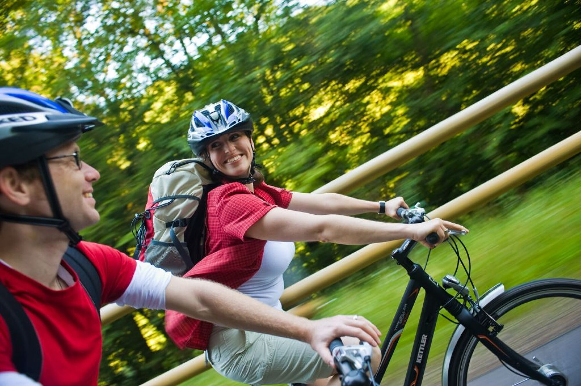 Paar unterwegs auf dem Radweg
