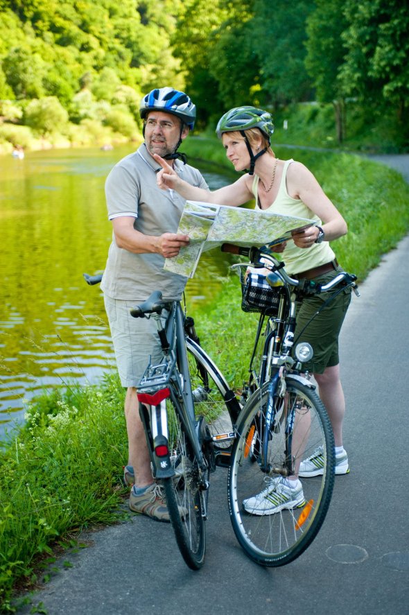 Radfahrer schauen nach dem Weg