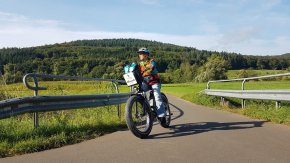 Radfahrer auf dem Salmradweg mit Fat-E-Bike Radfahrer auf dem Salmradweg mit Fat-E-Bike