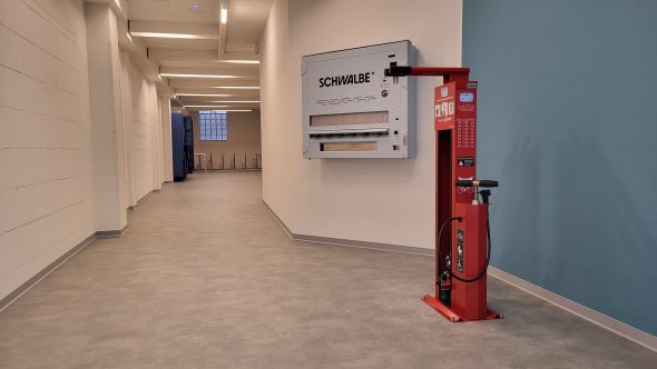 Eingang zur Radgarage mit Schlauchautomat und Servicetower