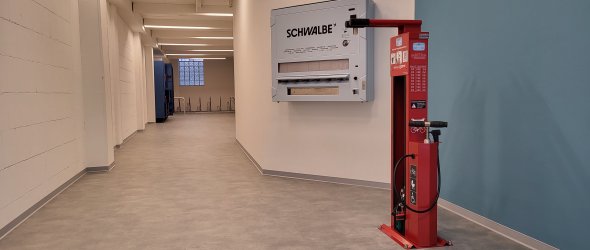 Eingang zur Radgarage mit Schlauchautomat und Servicetower